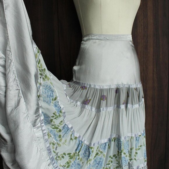 Vintage 1970s 1980s Skirt, Tea Length Silver Silk and Floral Print with Tiers - Picture 7 of 10